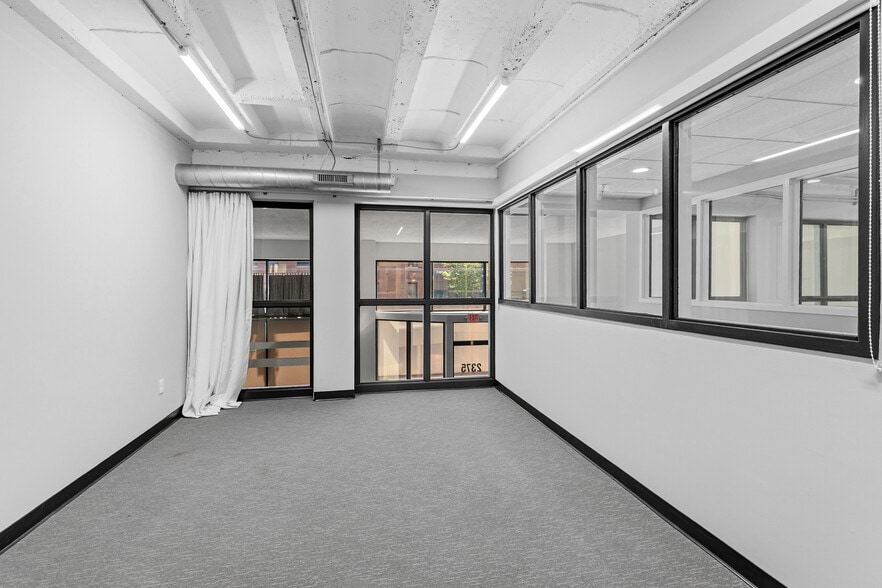 More Photos Of 2375 W University Ave, Saint Paul Office For Sale
