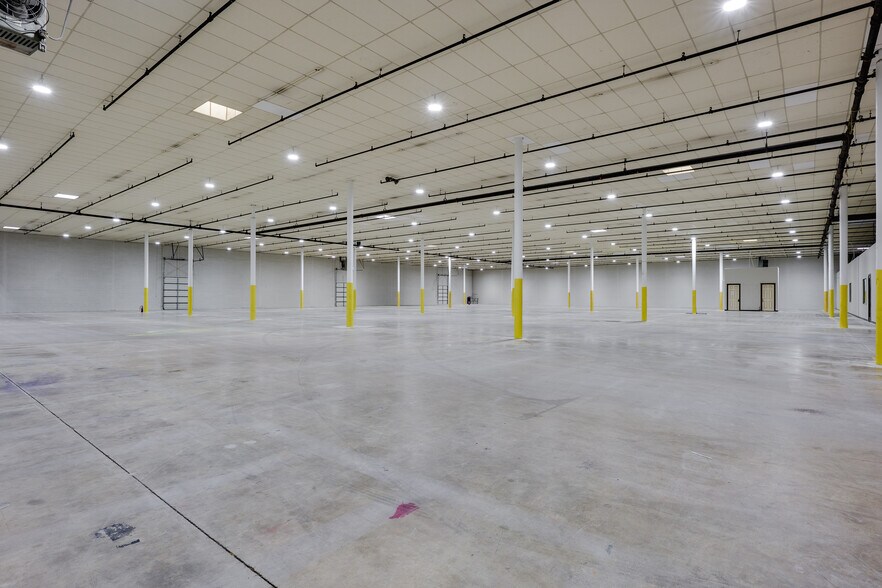 More Photos Of 5124 Sharp St, Dallas Warehouse For Sale