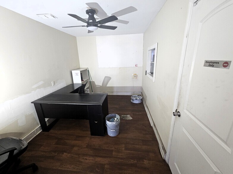 More Photos Of 15217 US 301, Dade City Office For Sale