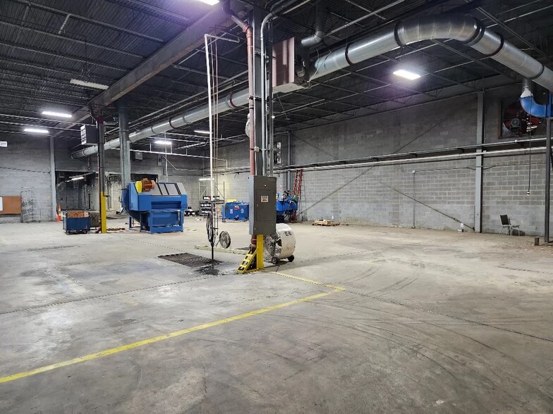 More Photos Of 10901 Carpet St, Charlotte Warehouse For Lease