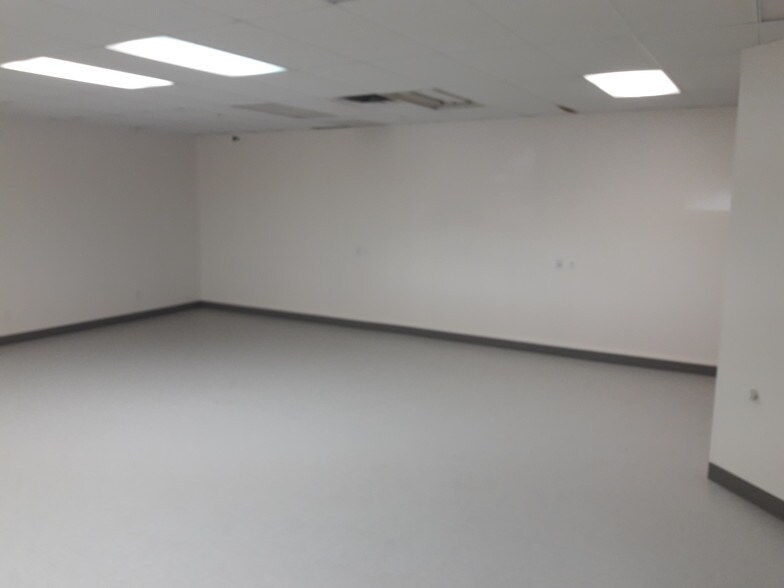 More Photos Of 6201 50th St, Leduc General Retail For Sale