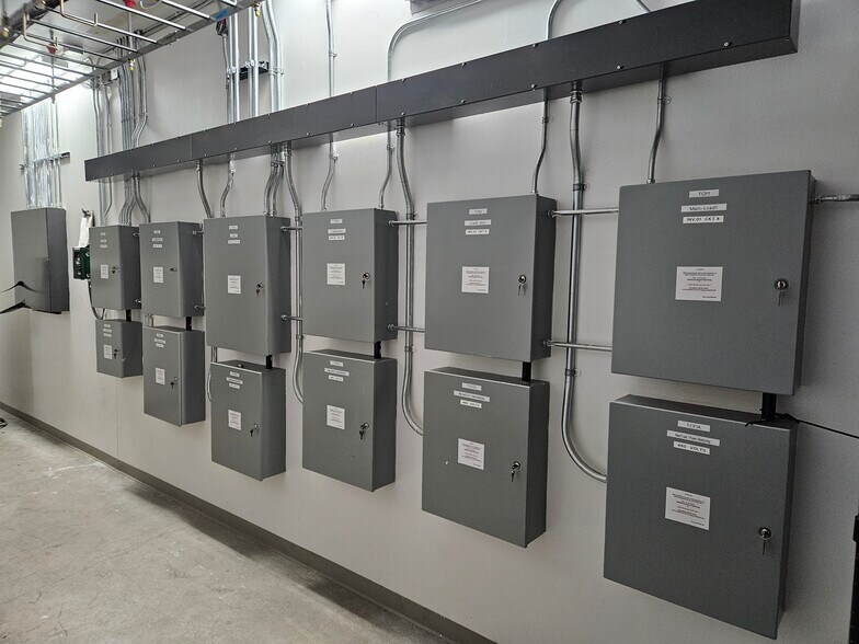 More Photos Of 4407 Alpha Rd, Dallas Industrial For Lease