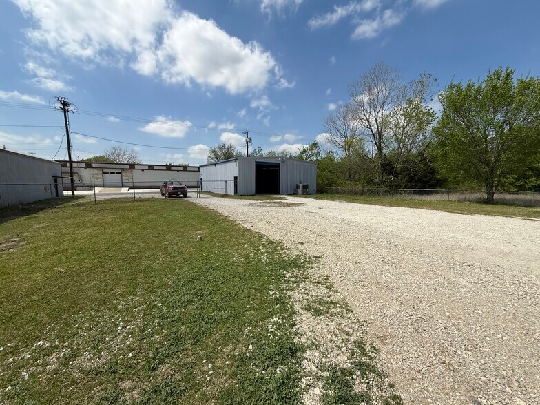 More Photos Of 309 N East St, Sherman Warehouse For Lease