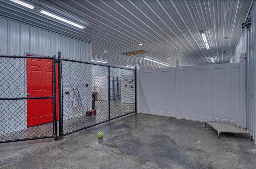 More Photos Of 1601 ST RTE 56E STATE ROUTE 56E, Morganfield Veterinarian Kennel For Sale