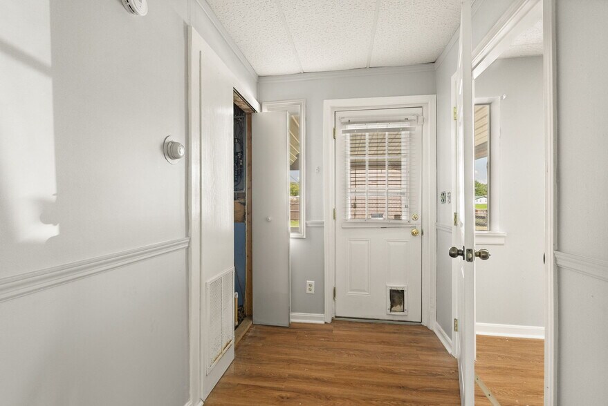 More Photos Of 756 Lakeshore Dr, Scottsburg Flex For Sale