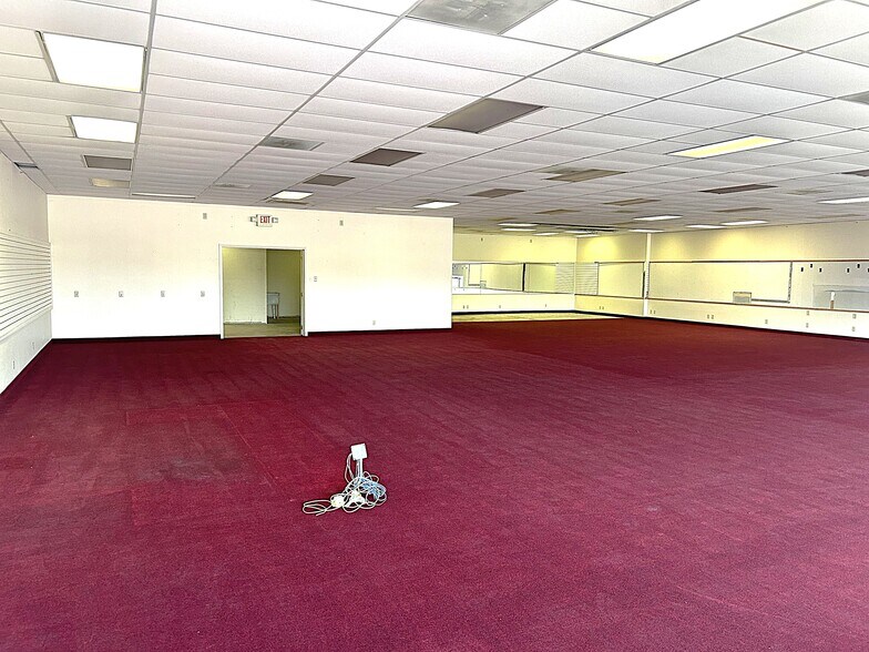 More Photos Of 220 Regional Dr, Alton Storefront Retail Office For Lease