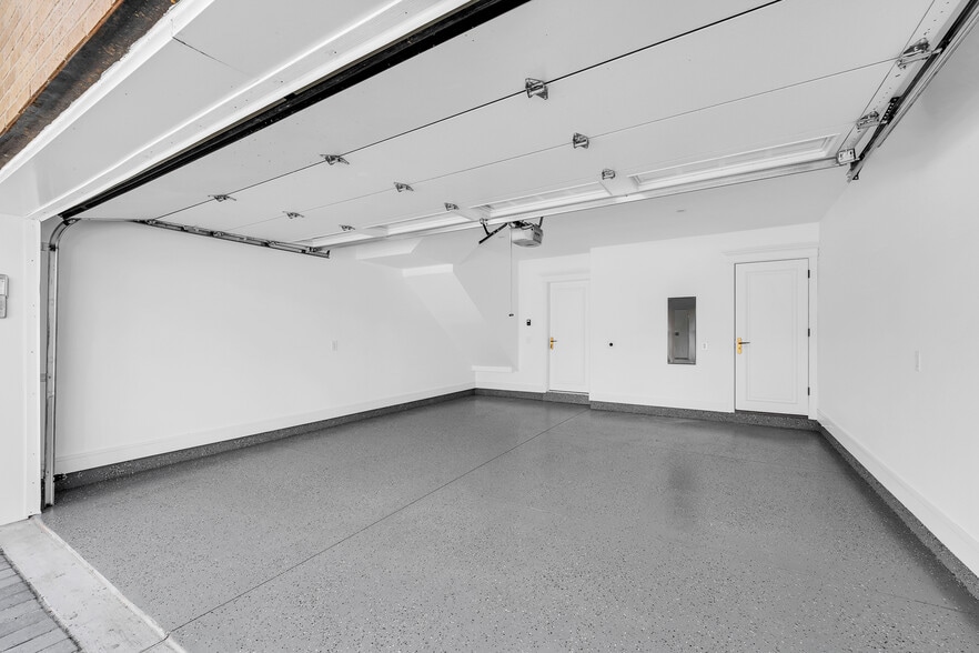 More Photos Of 329 SW 5th St, Bentonville Office For Sale