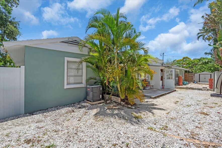 More Photos Of 1760 Wisconsin Ln, Sarasota Multifamily For Sale