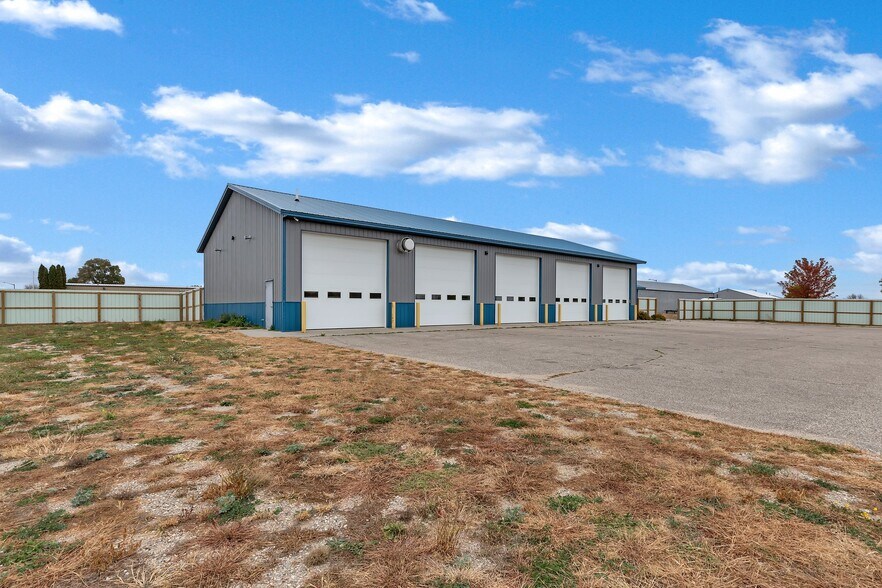 More Photos Of 3507 Dakota St, Alexandria Industrial For Lease