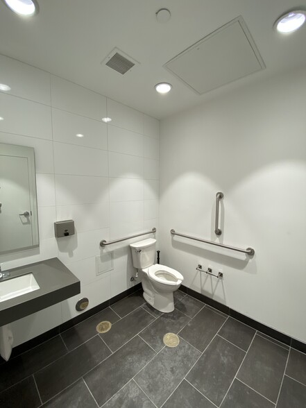 More Photos Of 633 S San Fernando Blvd, Burbank Flex For Sale