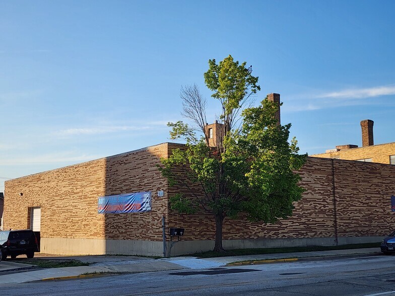 More Photos Of 227-241 S River St, Aurora Warehouse For Lease