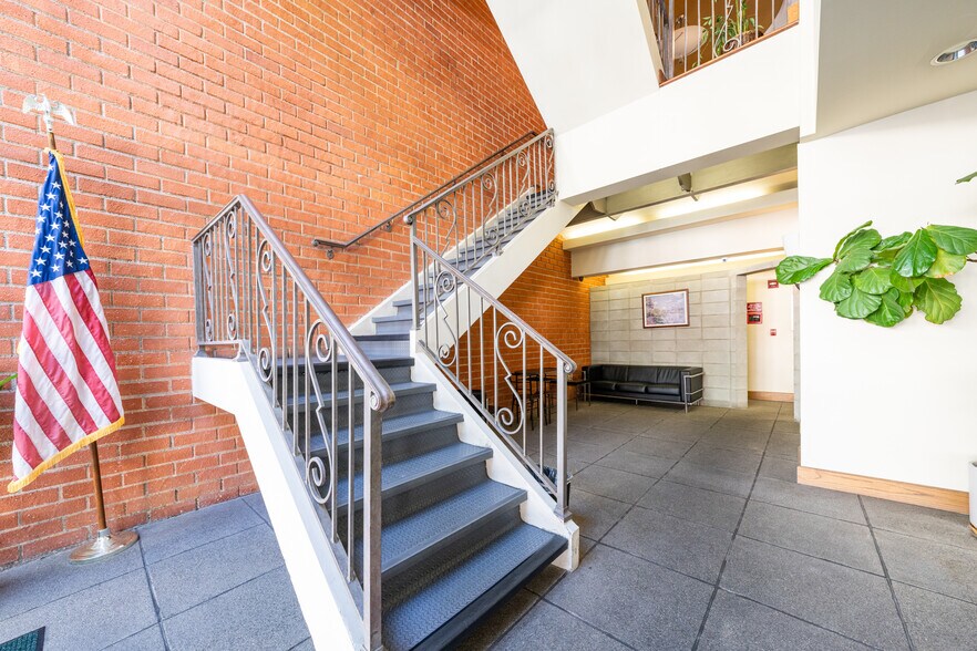 More Photos Of 690 E Green St, Pasadena Office For Lease