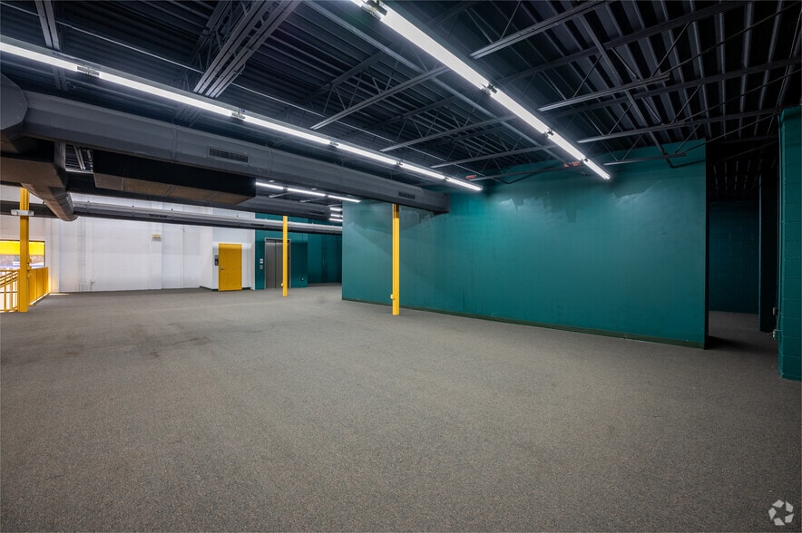 More Photos Of 8904 Regents Park Dr, Tampa Freestanding For Lease