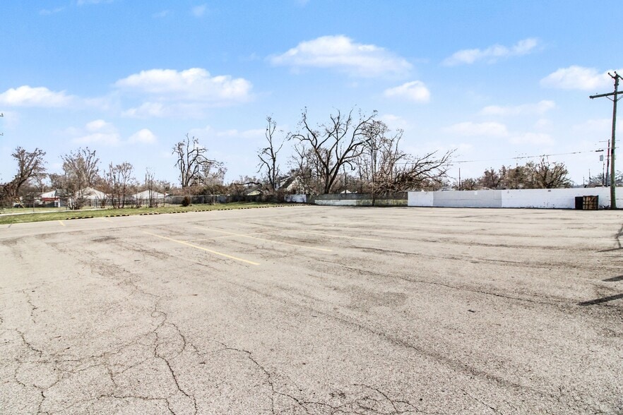 More Photos Of 1405 Ecorse Rd, Ypsilanti Freestanding For Sale