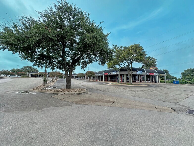 More Photos Of 2521 Rutland Dr, Austin Unknown For Lease