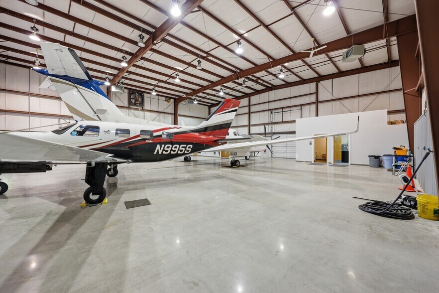 More Photos Of 1121 N Memorial Dr, Greenville Airplane Hangar For Lease