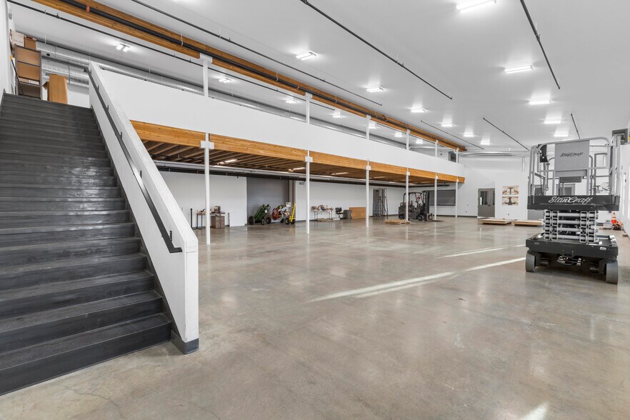 More Photos Of 3300 W Aviation Dr, Hayden Light Distribution For Lease