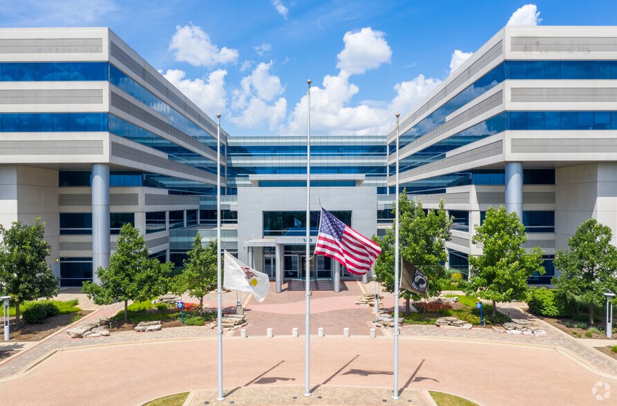 More Photos Of 1415 W Diehl Rd, Naperville Office For Sale