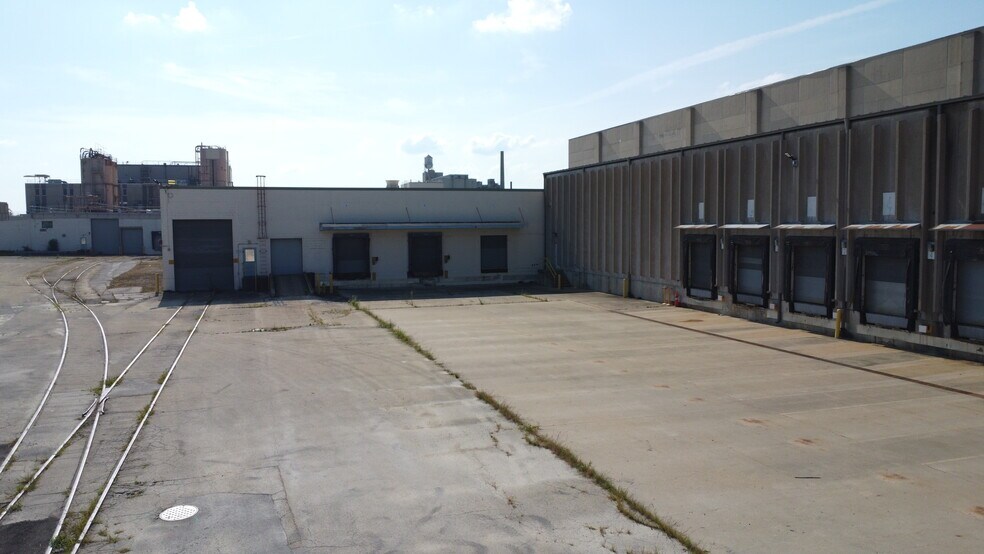 More Photos Of 1551 E Willow St, Kankakee Warehouse For Lease