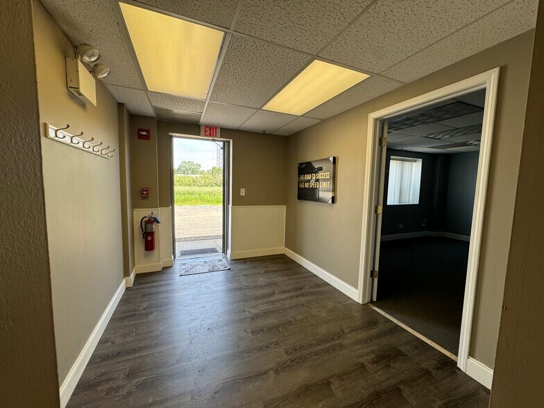 More Photos Of 189 Poplar Pl, North Aurora Warehouse For Lease