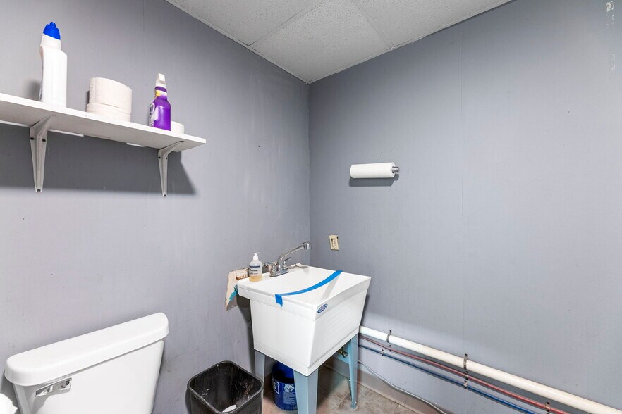 More Photos Of 403 Maple St, Overbrook Warehouse For Sale