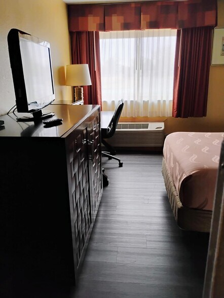 More Photos Of 11 Des Moines Ave, South Hutchinson Hotel For Sale