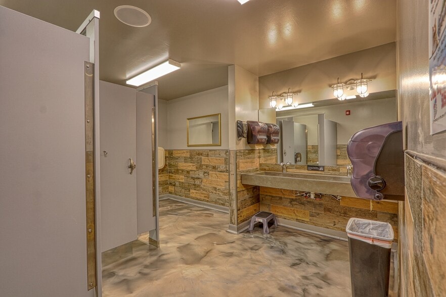 More Photos Of 9971 N Grand Pines Ln, Hayward Restaurant For Sale