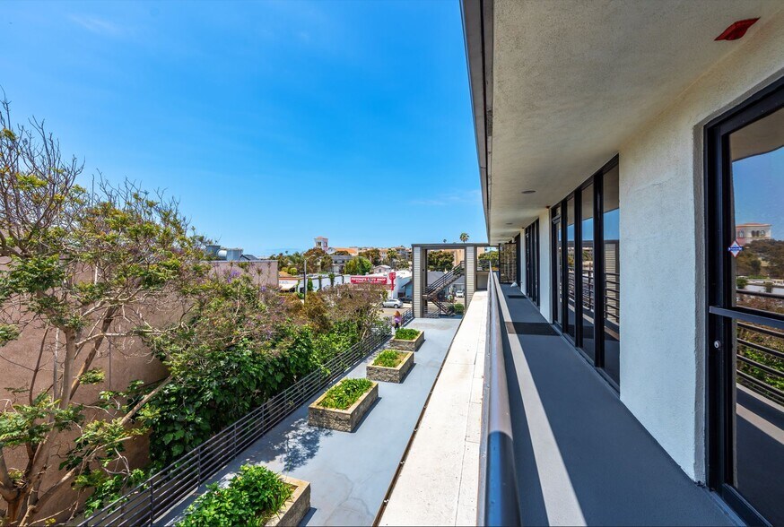 More Photos Of 220 S Pacific Coast Hwy, Redondo Beach Office Residential For Lease