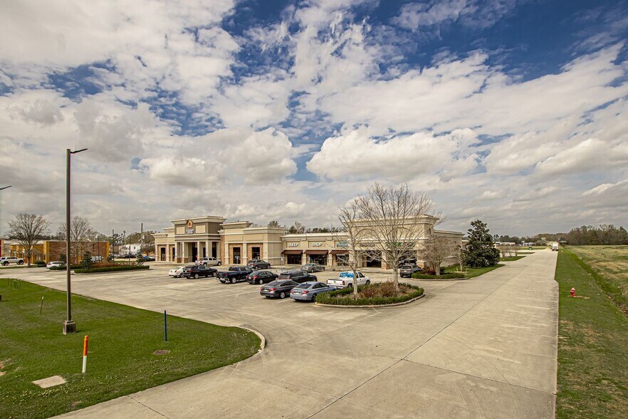 More Photos Of 810 W Highway 30, Gonzales Warehouse For Lease