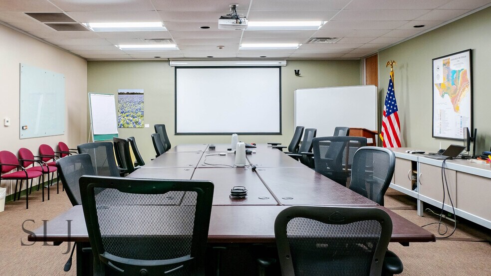 More Photos Of 5563 Dezavala Rd, San Antonio Showroom For Lease