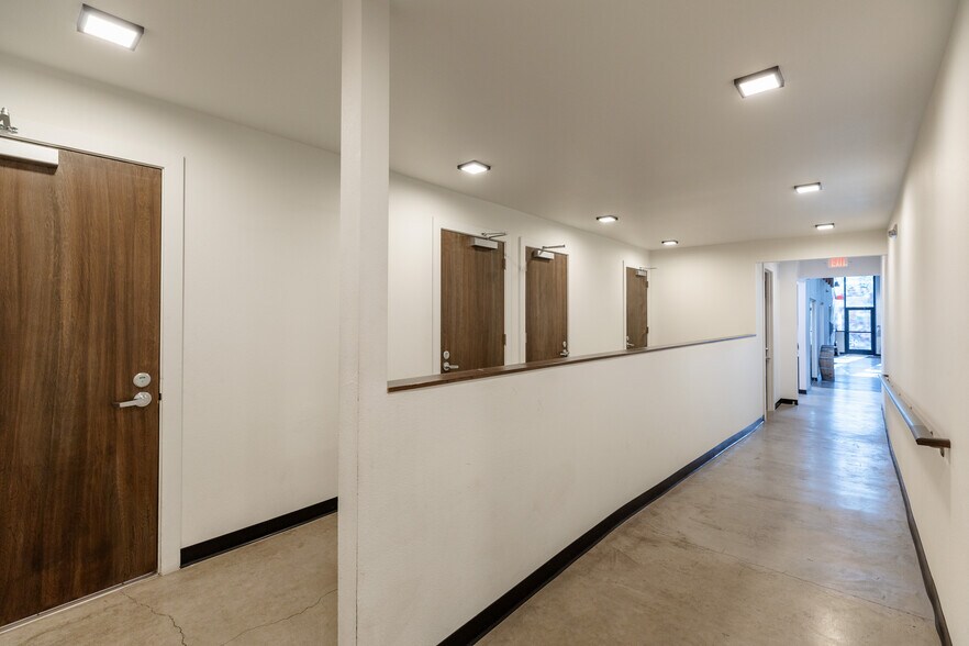 More Photos Of 721-731 SE Yamhill St, Portland Showroom For Lease