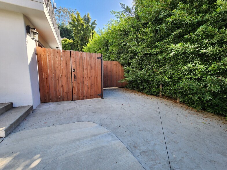 More Photos Of 2127 Vine St, Los Angeles Apartments For Sale