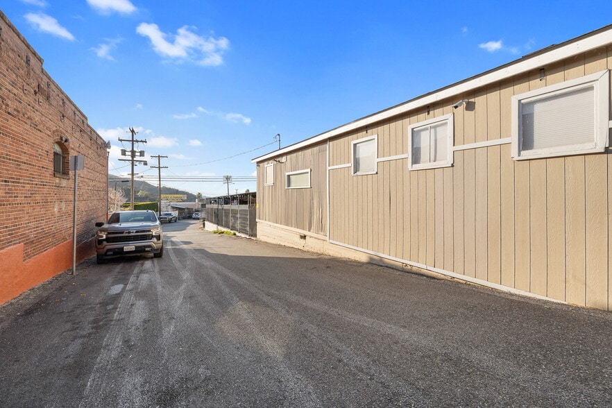 More Photos Of 9937 Commerce Ave, Tujunga Freestanding For Sale