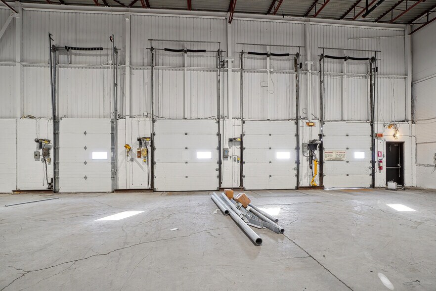 More Photos Of 2345 Rue Lapierre, Montréal Warehouse For Lease
