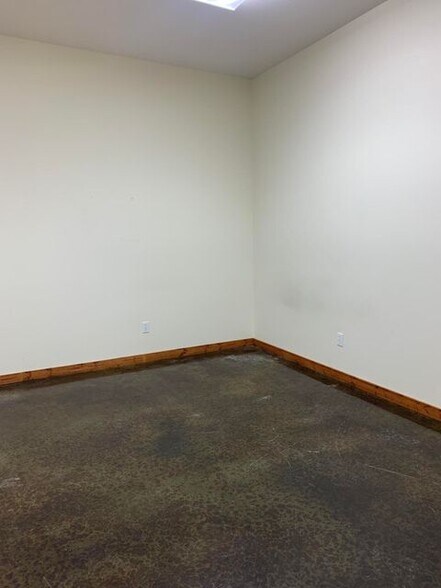 More Photos Of 975 E Daniel Dr, Mount Vernon Manufacturing For Sale