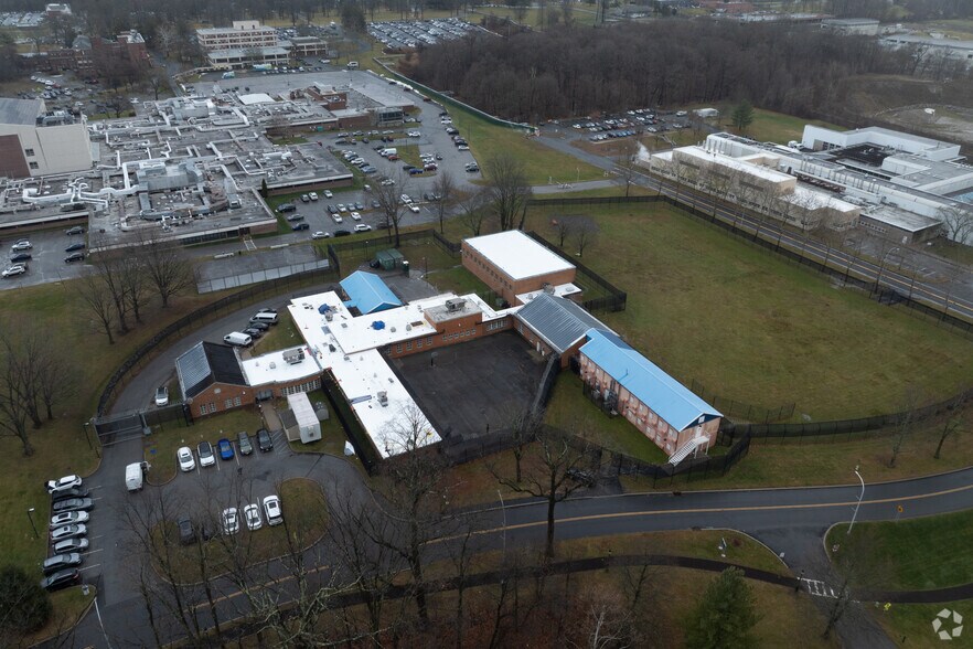 More Photos Of 5 Skyline Dr, Hawthorne Light Distribution For Lease