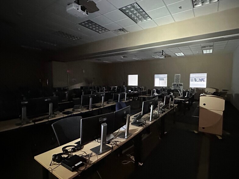 More Photos Of 5475 S Decatur Blvd, Las Vegas Research And Development For Lease