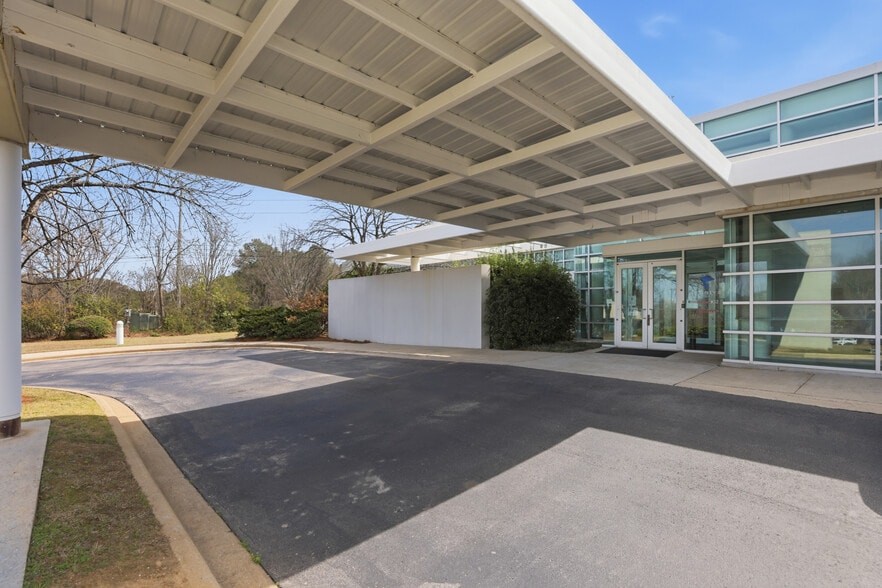 More Photos Of 600 Lakeshore Pky, Birmingham Medical For Lease