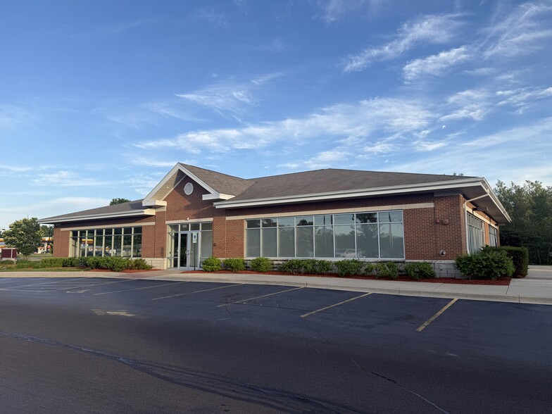 More Photos Of 900 S Milwaukee Ave, Vernon Hills Freestanding For Lease