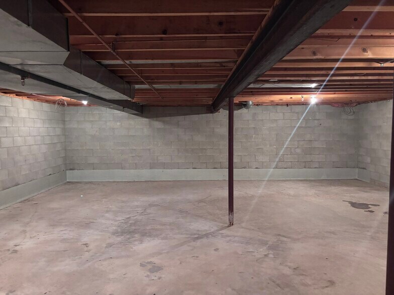 More Photos Of 814 S Main St, Lapeer Freestanding For Lease