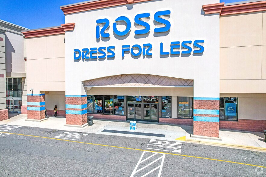 More Photos Of 3016-3030 E Franklin Blvd, Gastonia General Retail For Lease