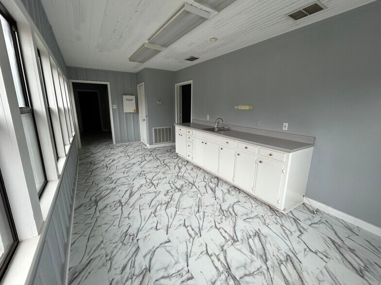 More Photos Of 2003 E US Highway 84, Palestine Office For Sale