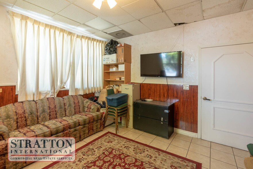 More Photos Of 23986 Pine St, Santa Clarita Religious Facility For Sale