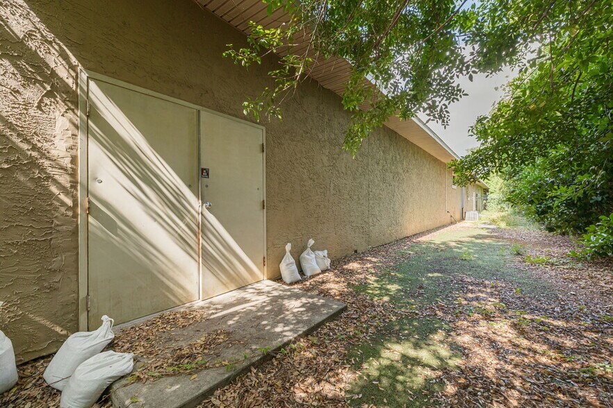 More Photos Of 110 Pine Ave, Oldsmar General Retail For Sale