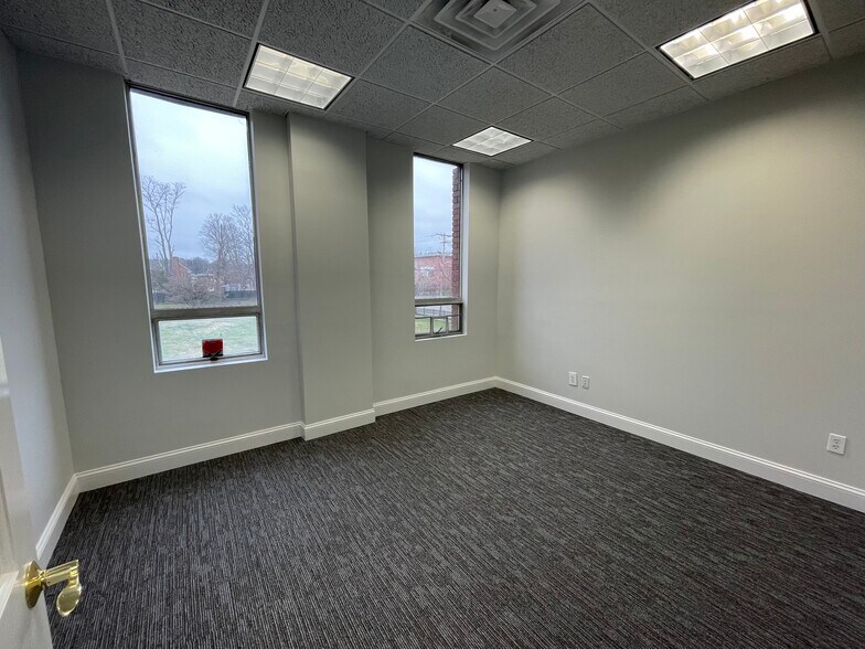 More Photos Of 80 Maple Ave, Smithtown Office For Lease