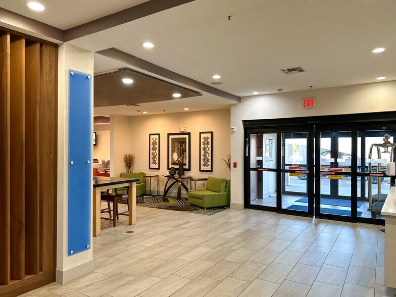 More Photos Of 601 N Sonoma Trl, Ennis Hotel For Sale