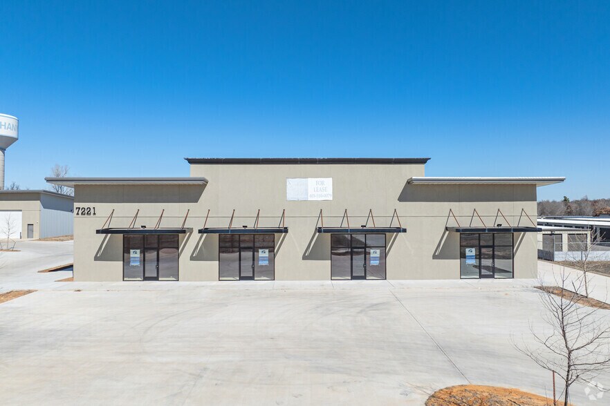 More Photos Of 7221 NW 23rd St, Bethany Showroom For Lease