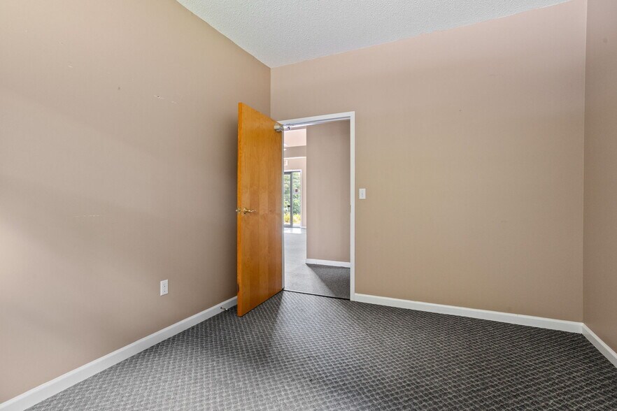 More Photos Of 735 N Townville St, Seneca Medical For Sale