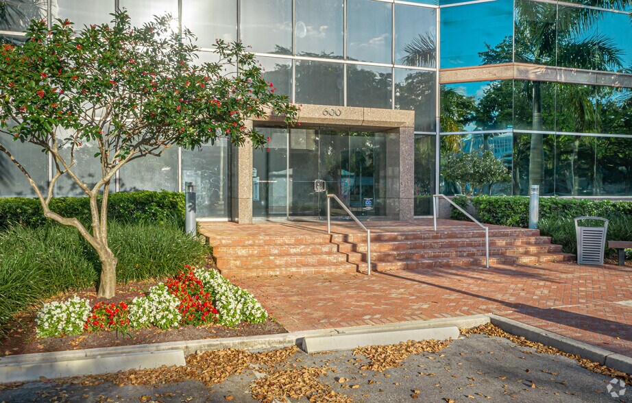 More Photos Of 600 W Hillsboro Blvd, Deerfield Beach Office For Lease