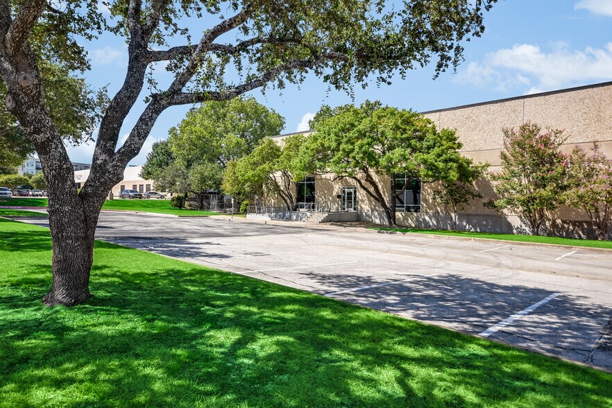 More Photos Of 10420 Metric Blvd, Austin Warehouse For Lease